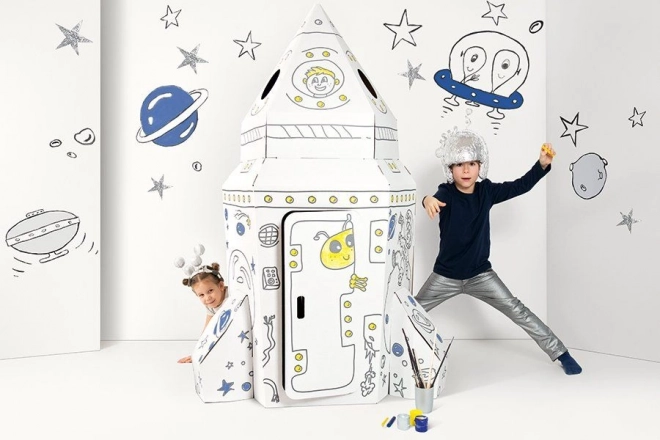 Liela kartona kosmiskā raķete