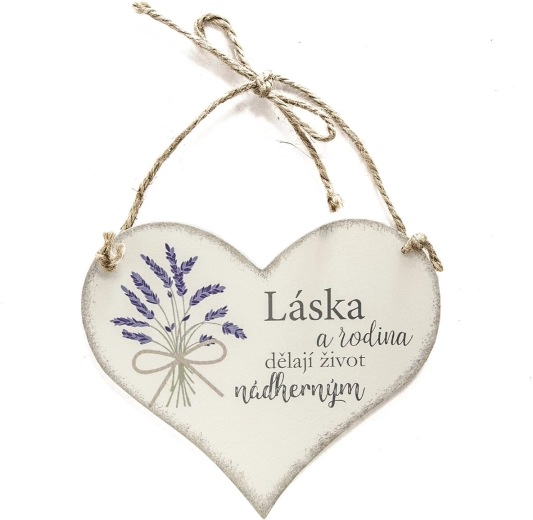 Koka sirds balta dekorācija ar uzrakstu “Mīlestība un ģimene”