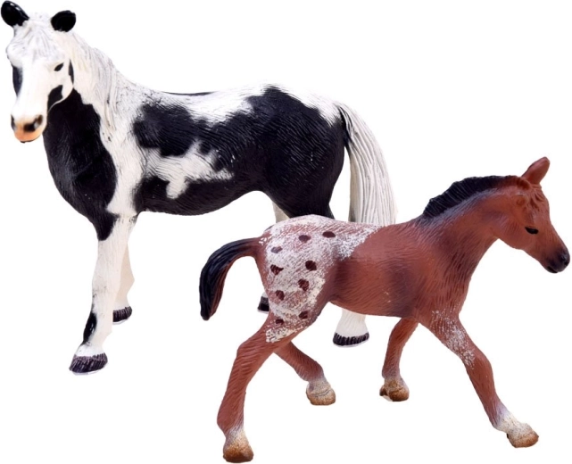 Reālistiski zirgi ar smalkām detaļām