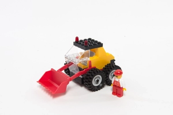 Frontālais iekrāvējs ar sarkanu kausu