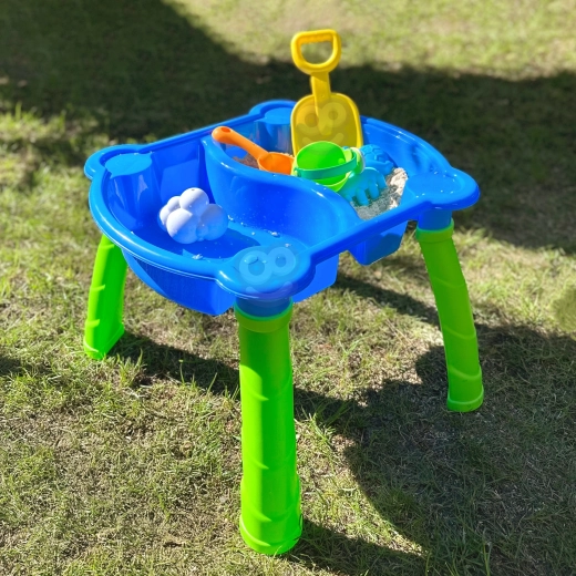 Two separate compartments for water and sand