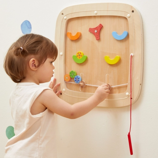 Sienas montāža vietas taupīšanai un drošai spēlei