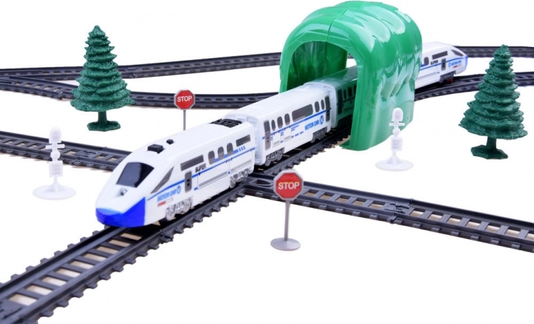 Reālistiski piederumi un spīdoša lokomotīve