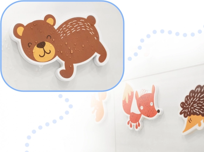 Vieglas putas, kas turas uz mitras virsmas