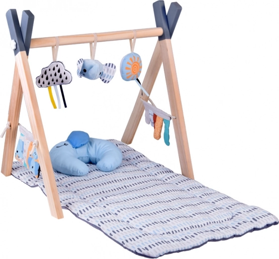 Dabīga koka konstrukcija drošām rotaļām