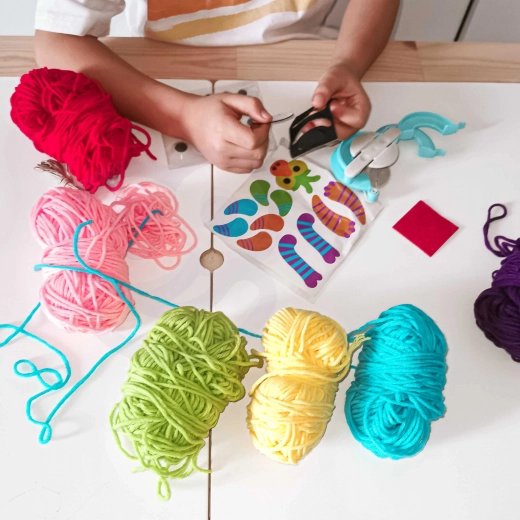 Dažādkrāsaini diegi