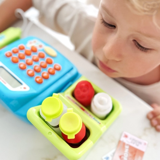 Bagātīgs piederumu komplekts un plaukts precēm