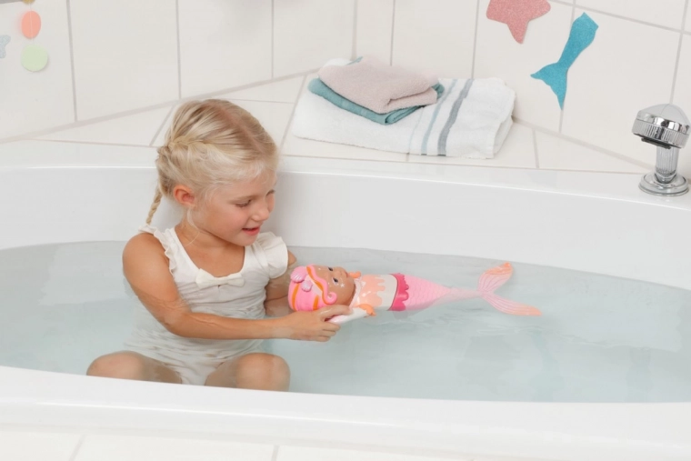 Peldēšanas prieks vannā