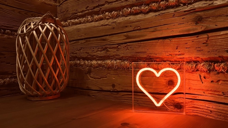 Burvīga atmosfēra ar neona sirdi