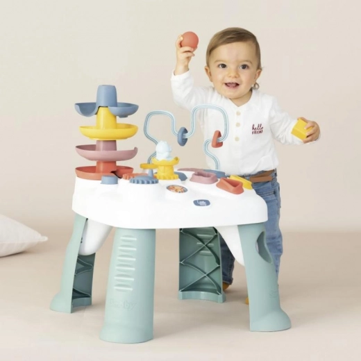 Aizraujošs bumbiņu tornis cēloņu un seku izpratnei