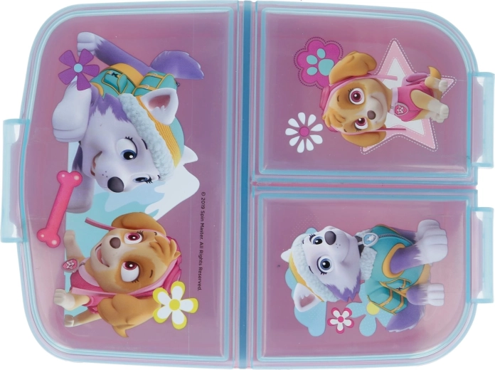 Trīs atsevišķi nodalījumi nevainojami sakārtotām uzkodām