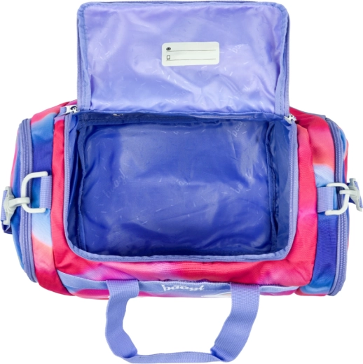 Ietilpīgs galvenais nodalījums ar platu vāku