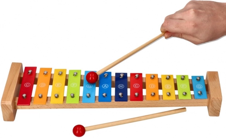 Kvalitatīvs izpildījums no koka un metāla