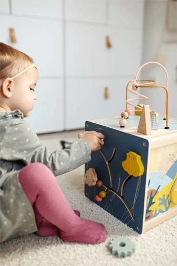 Smart details for curious exploration