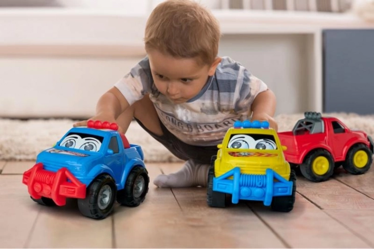 Liels un drošs auto mazām rociņām