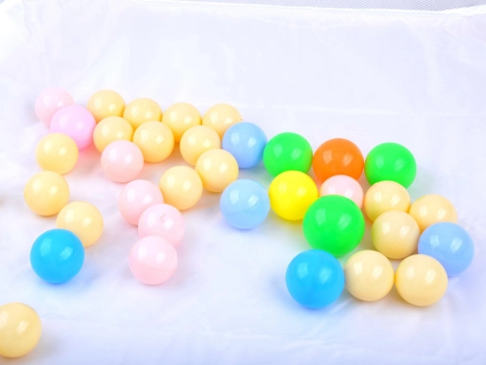 Krāsainas plastmasas bumbiņas
