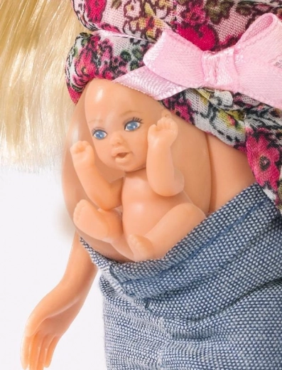 Atverams vēderiņš un mazulis iekšpusē
