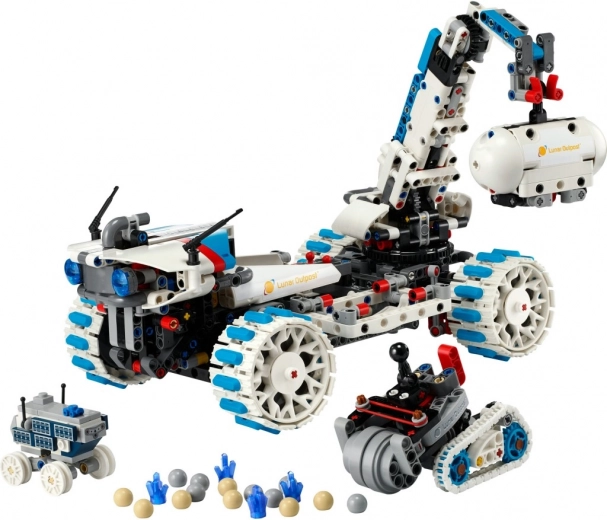 Rotējoša robotizētā roka un darbs ar paraugiem