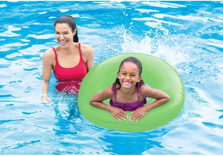 Izklaide baseinā un jūrā