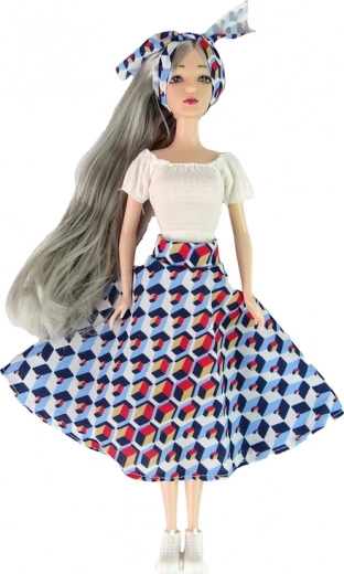 Stilīga lelle ar gariem pelēkiem matiem