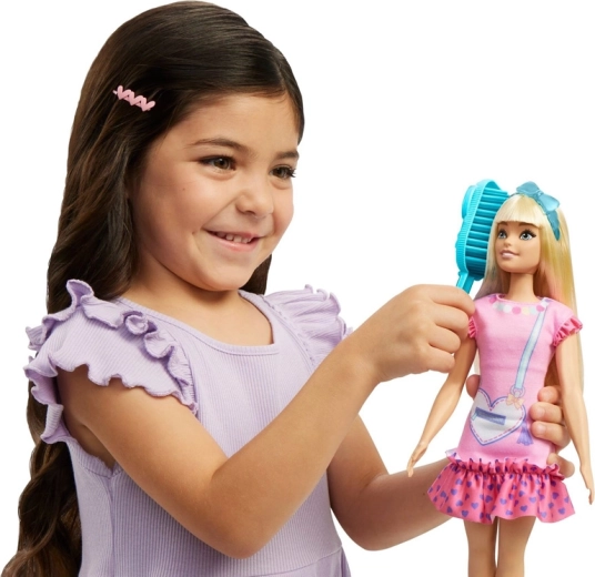 Viegla garo blondo matu ķemmēšana