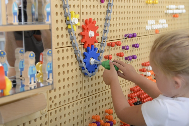 Ideal for the STEM board: screwing and assembly
