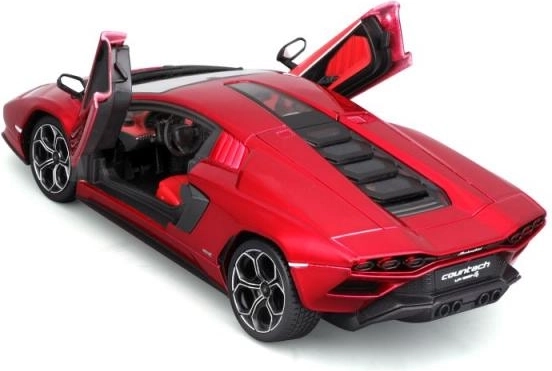 Atveramas durvis un detalizēts interjers