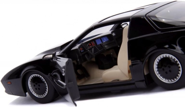 Atveramas durvis un motora pārsegs