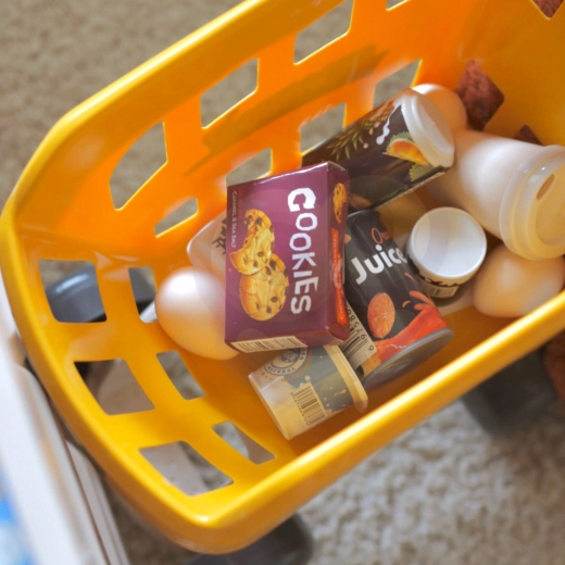 Iepirkumu grozs un daudz pārtikas produktu
