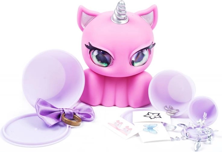Adorable unicorn with interchangeable accessories