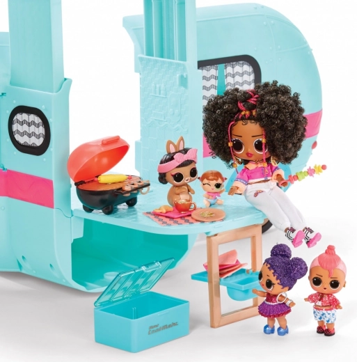 Izklaide pie baseina un grila