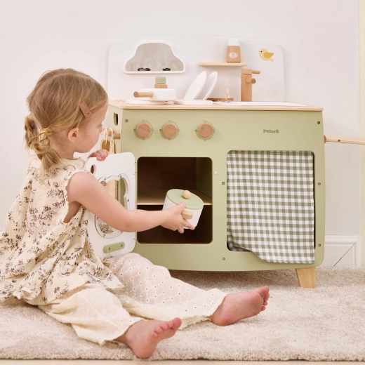 Mājīgs skapītis ar aizkaru visiem dārgumiem