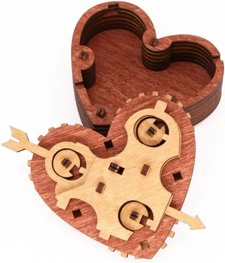 Kvalitatīvs bērza koks un detalizēts izpildījums