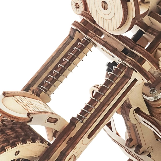 Uzvilkams atsperes piedziņas mehānisms ar sprūdu