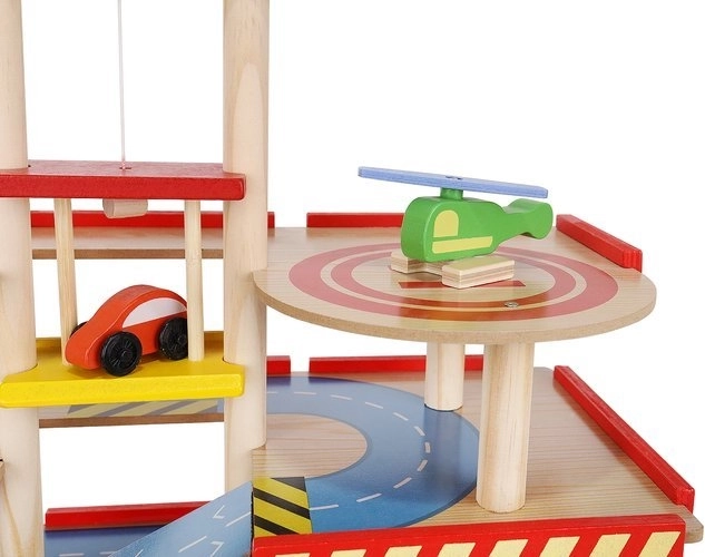 Daudzlīmeņu izklaide ar liftu un heliportu