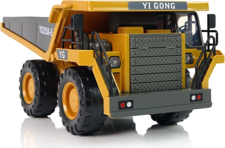 Realistiska kravas kaste ar pacelšanu no pults