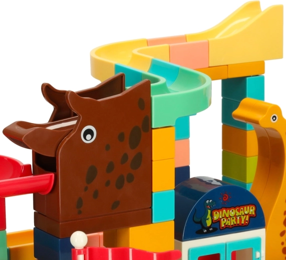 Radoša bumbiņu trase pilna krāsu