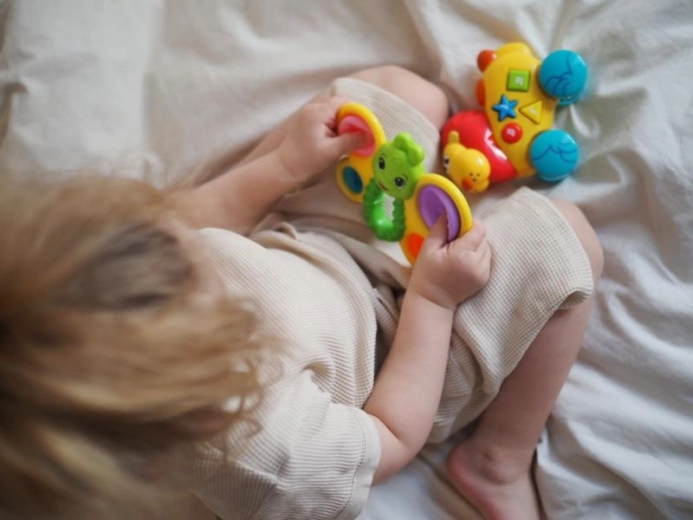 Viegli satverams mazām rociņām