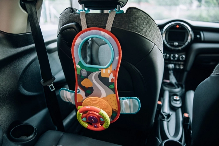 Vienkārša uzstādīšana auto un uz ratiņiem