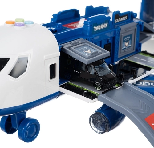 Atverama lidmašīna ar autostāvvietu un rampām