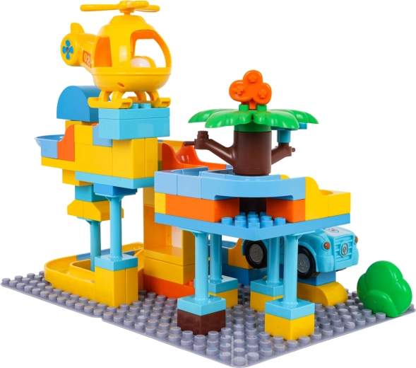 Helikopters un mašīnīte ar atverēm bumbiņām