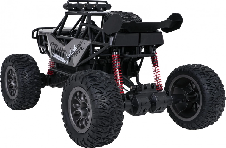 4x4 piedziņa un augsta balstiekārta bezceļam