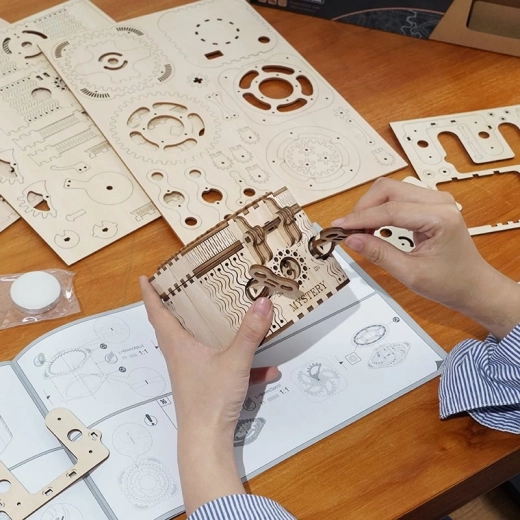 Saliekams modelis ar 123 detaļām