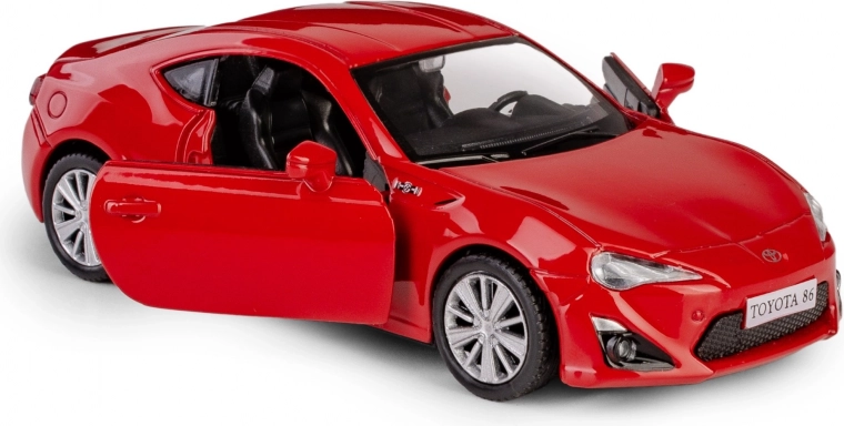 Atveramas durvis un detalizēts interjers