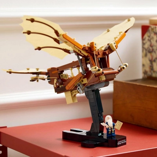 Elegants eksponāts ar minifigūru