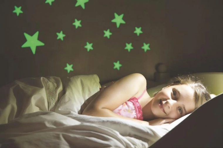 Spīdošas zvaigznes burvīgām nakts debesīm