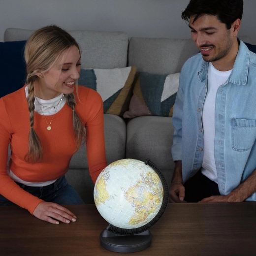 Spīdošs globuss mācībām un noskaņai