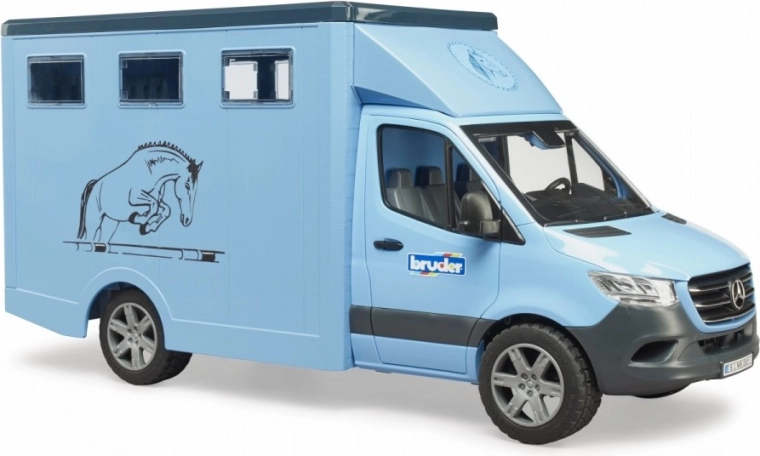 Atverama kabīne un bagātas detaļas