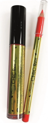 Glossy, bold lips in moments