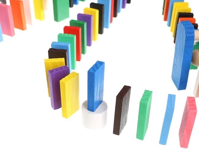 Milzīgs detaļu skaits iespaidīgām domino trasēm